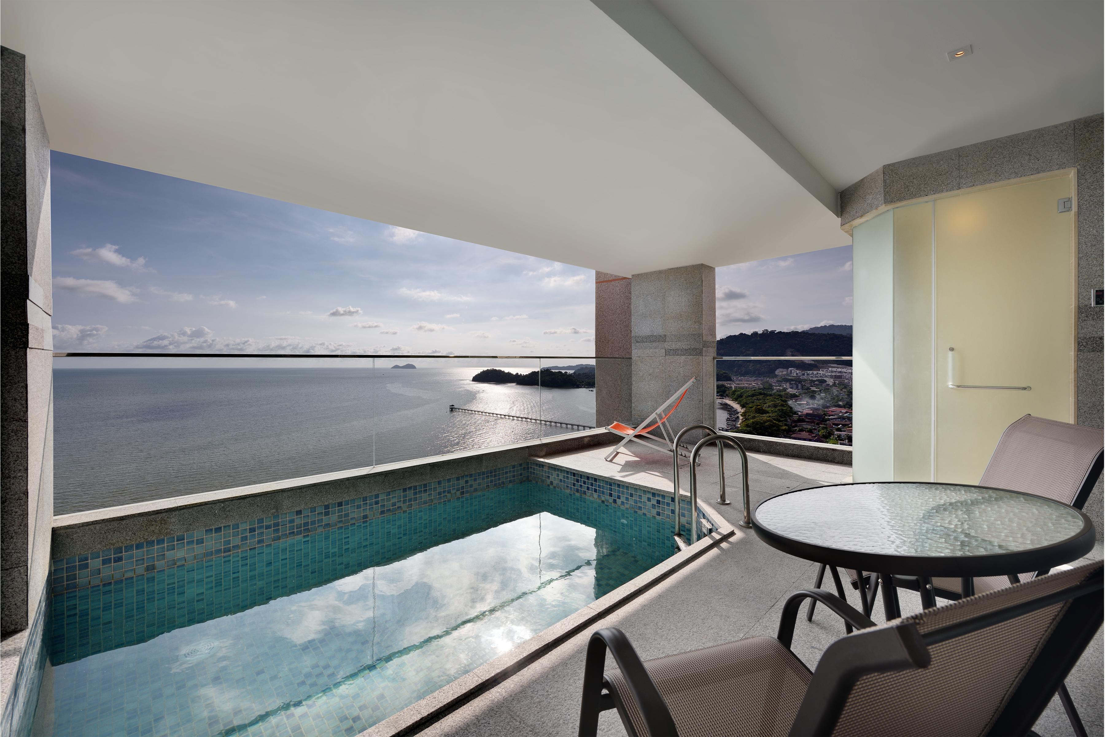 Lexis Suites Penang Байан-Лепас Экстерьер фото A view of the ocean from a hotel room at the resort