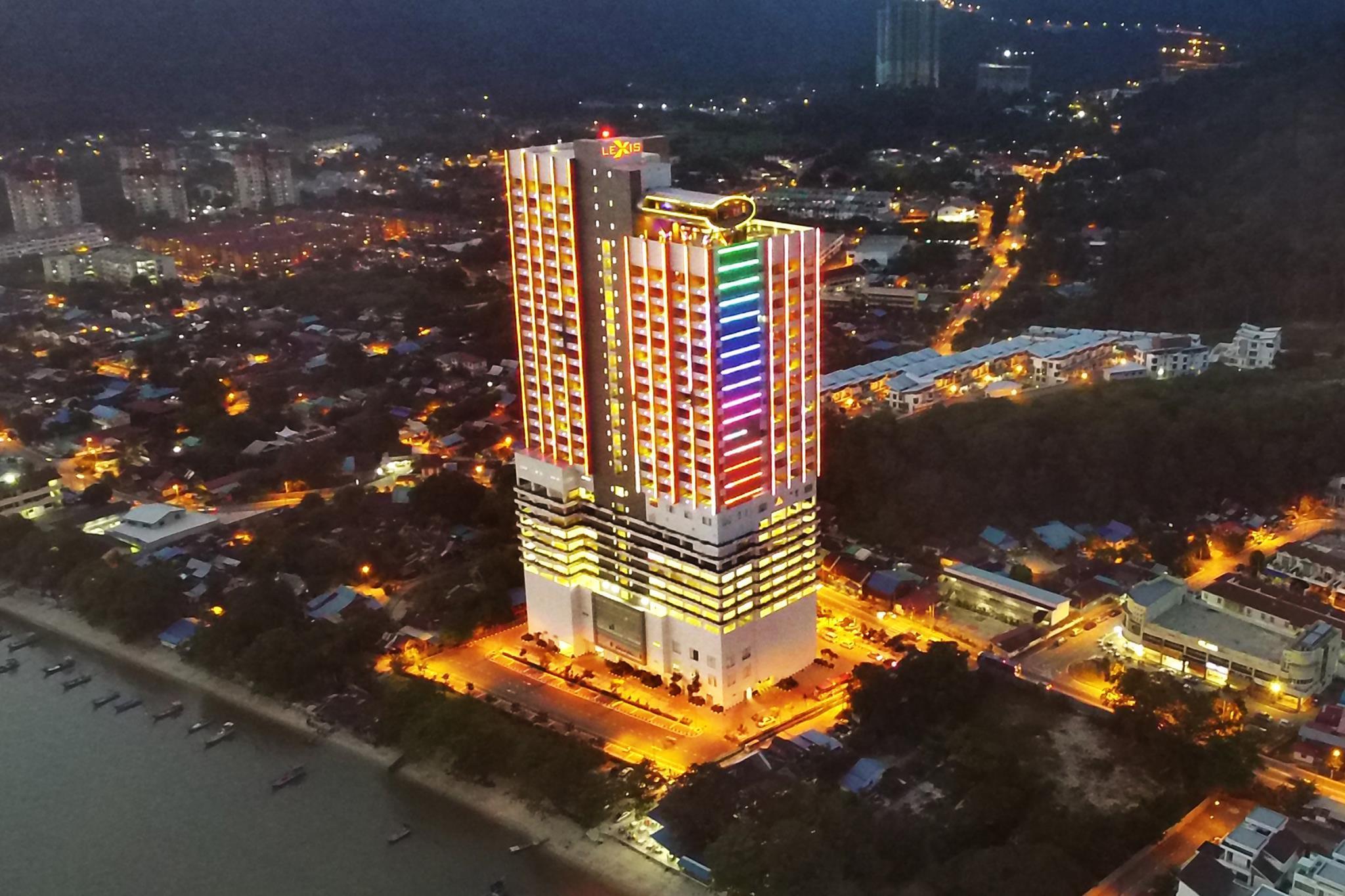 Lexis Suites Penang Байан-Лепас Экстерьер фото The hotel at night