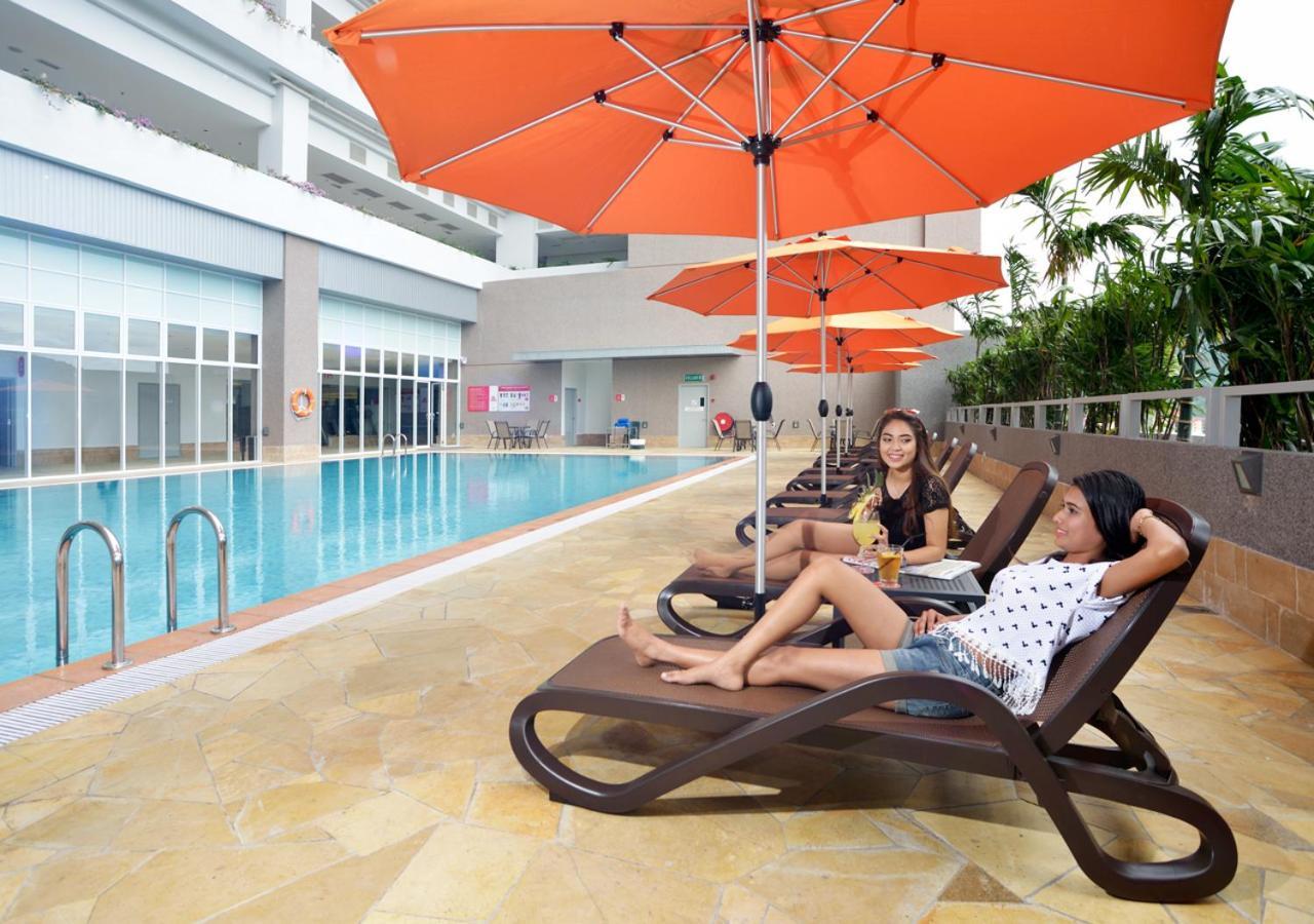 Lexis Suites Penang Байан-Лепас Экстерьер фото Poolside at the hotel
