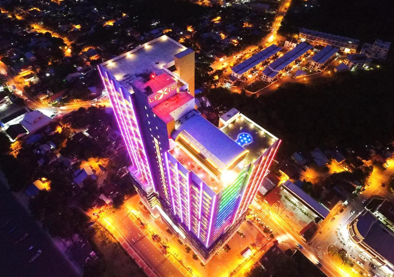 Lexis Suites Penang Байан-Лепас Экстерьер фото Aerial view of the hotel at night